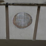 Placa en la fachada del edificio en calle Madre de Dios 10